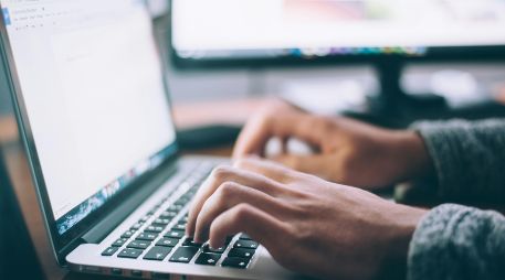 Si te toca laborar el próximo viernes 1 de mayo y tu empleador no cubre el monto equivalente al pago triple, puedes acudir a la PROFEDET. Unsplash