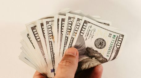 El pasado lunes 16 de marzo de 2026, el peso recuperó terreno frente al dólar. UNSPLASH/ J. BORBA