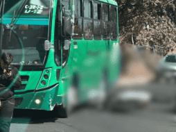 Al arribar al sitio, los oficiales localizaron a un joven motociclista tendido sobre la vía pública, aparentemente inconsciente. ESPECIAL