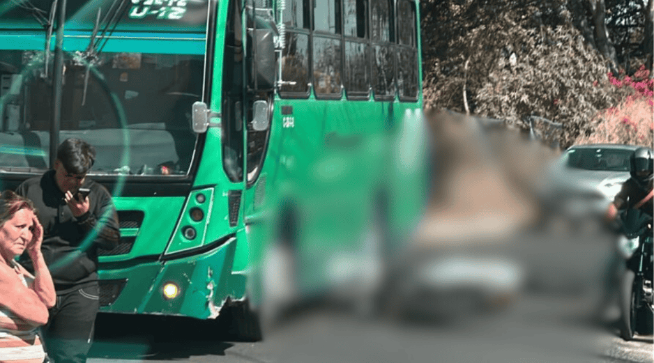 Al arribar al sitio, los oficiales localizaron a un joven motociclista tendido sobre la vía pública, aparentemente inconsciente. ESPECIAL