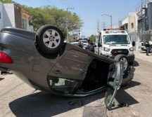 La lesionada fue trasladada a un puesto de socorro por paramédicos municipales para su valoración y seguimiento médico. ESPECIAL.