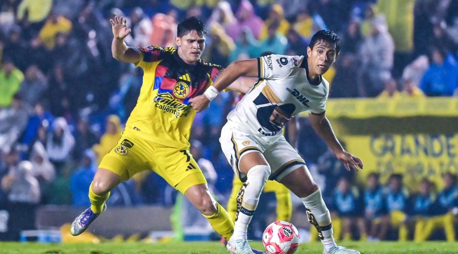 Israel Reyes y José Juan Macias disputan un balón en el torneo anterior. IMAGO7/ ARCHIVO