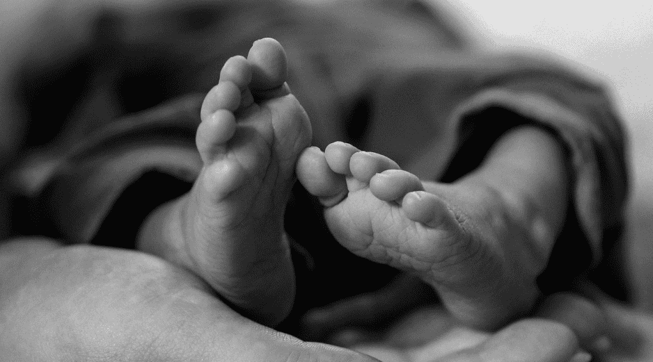 Las enfermedades infecciosas y las lesiones son las principales causas entre los infantes, mientras que los adolescentes mueren más por otras cuestiones. CANVA