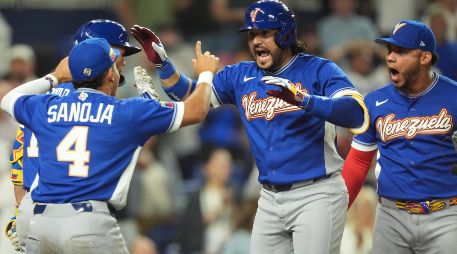 El pelotero enalteció la fuerza mental y física del equipo y agradeció a Dios por permitirles alzar el trofeo. AP/ R. Blackwell.