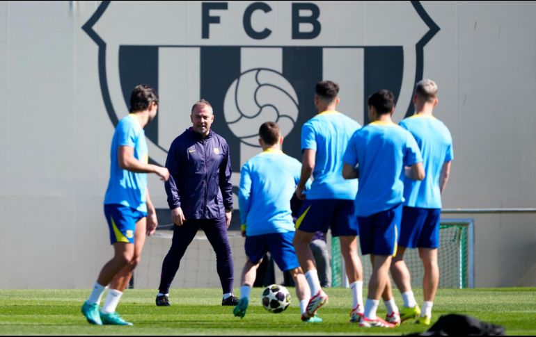Hansi Flick da indicaciones durante el entrenamiento del Barcelona previo al juego de hoy. EFE/A. García
