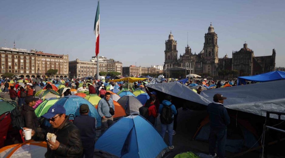 En la Ciudad de México, la CNTE desarrolla una marcha desde el Ángel de la Independencia con destino al Zócalo capitalino. SUN / D. Símón Sánchez