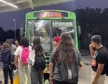 Estudiantes denuncian que los retrasos son de hasta una hora.  X/@SITEURJAL