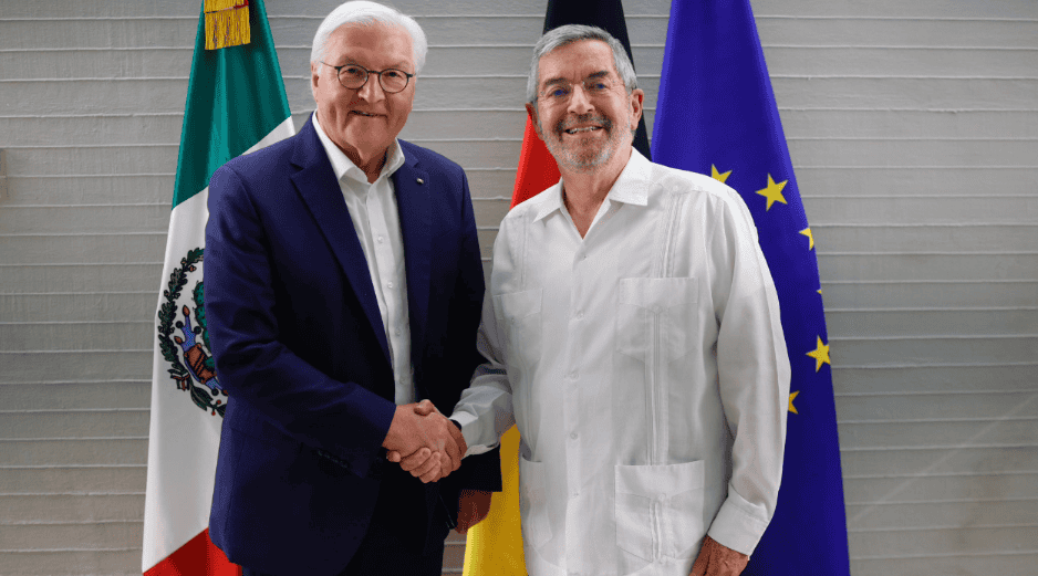 El presidente de Alemania, Frank-Walter Steinmeier (i), fue recibido por el canciller Juan Ramón de la Fuente (d) en Quintana Roo. ESPECIAL/SRE