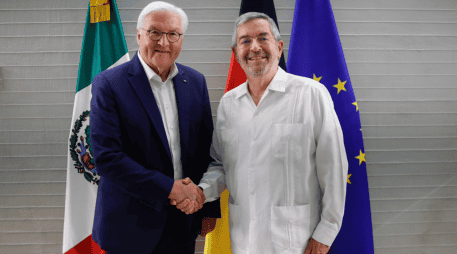 El presidente de Alemania, Frank-Walter Steinmeier (i), fue recibido por el canciller Juan Ramón de la Fuente (d) en Quintana Roo. ESPECIAL/SRE