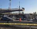 El incidente generó daños estructurales considerables en la rampa peatonal de la estación Agrícola de Mi MacroPeriférico, además de la volcadura del vehículo de carga. ESPECIAL