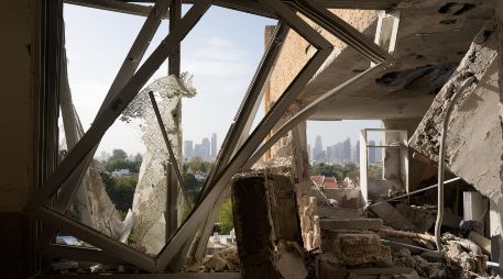 Un apartamento se ve dañado tras un ataque de misil iraní en Tel Aviv, Israel, el 19 de marzo de 2026. AP/M. Levin