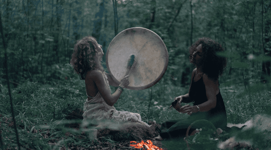 Hay múltiples rituales pero uno de los más difundidos es el de la siembra de intenciones. CANVA