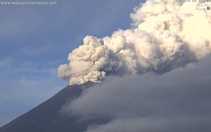 El Cenapred exhorta a no acercarse al volcán por el peligro que implica la caída de fragmentos balísticos. TWITTER / @webcamsdemexico