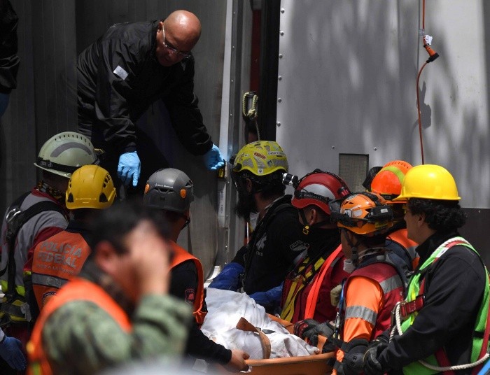 EUM20170922NAC117. - EUM20170922NAC117.JPG.CIUDAD DE MÉXICO Earthquake/Terremoto-CDMX Rescate.- Este viernes 22 de septiembre de 2017 rescatistas encuentran el cadáver de una persona entre los escombros de un edificio multifamiliar, ubicado en la delegación Tlalpan, que colapsó tras el terremoto que sacudió a la Ciudad de México el pasado 19 de septiembre. Foto: Agencia EL UNIVERSAL/Armando Martínez/EVZ.