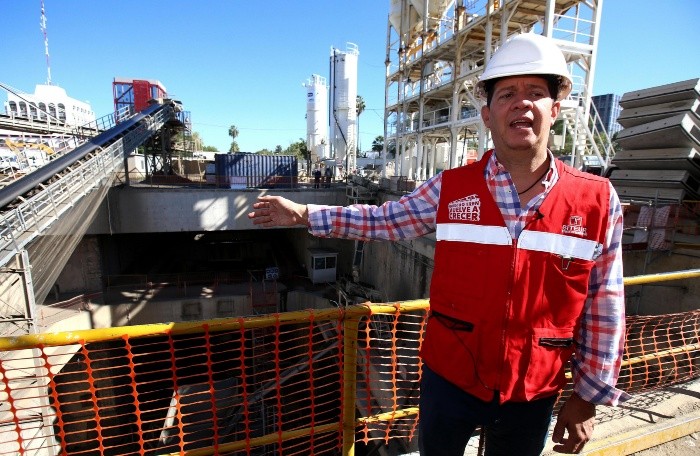 Rodolfo Guadalajara, titular de Siteur, muestra los avances en las obras de la Línea 3. EFE/ U. RUÍZ