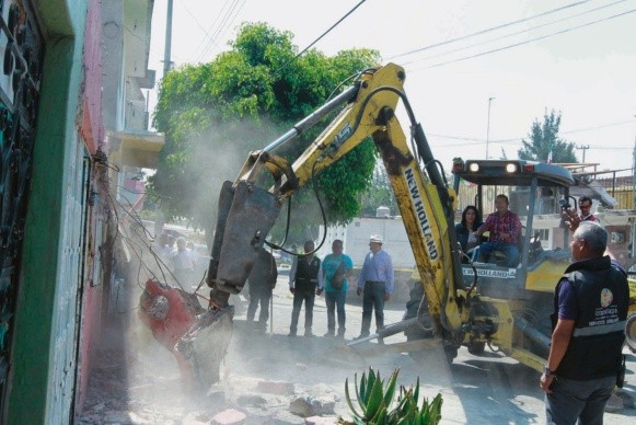 71021149. - 71021149. México, 21 Oct. 2017 (Notimex-Gustavo Duran).- En el inmueble ubicado en la Calle 49 esquina con Avenida Ermita Iztapalapa, UH Santa Cruz Meyehualco, Delegación Iztapalapa, la jefa delegacional, Dione Anguiano Flores, superviso el inicio de las labores de demolición en la colonia Santa Cruz Meyehualco, como parte de las acciones de reconstrucción, tras los daños ocasionados por los sismos del mes de septiembre.NOTIMEX/FOTO/ GUSTAVO DURAN/GDH/POL/SISMO17 Inician trabajo de demolición en Iztapalapa