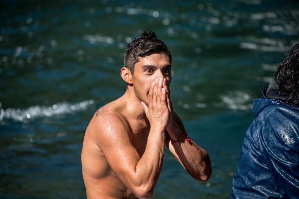 En el sur de Chile se disputa sexta fecha del mundial de Clavados - CH12. RIÑINAHUE (CHILE), 21/10/2017.- Fotografía cedida por Red Bull Content Pool del mexicano Jonathan Paredes mientras celebra su triunfo en la serie mundial de Red Bull Cliff Diving hoy, sábado 21 de octubre de 2017, en Saltos de Riñinahue, en el Lago Ranco (Chile). EFE/Dean Treml/Cortesía Red Bull Content Pool/SOLO USO EDITORIAL/NO VENTAS  CHILE CLAVADOS - SOLO USO EDITORIAL/NO VENTAS