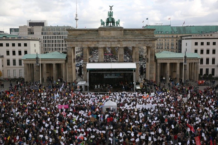 March against hate and racism in the German Bundestag - OMR01. Berlin (Germany).- A stage with a banner that reads, 'against racism in the German parliament' and crowd of demonstrators are seen prior to an anti-hate and racism protest in Berlin, Germany, 22 October 2017. Demonstrators will march through Berlin's central district as part of a protest march against hate and racism in the German parliament, aimed at the far-right political party Alternative For Germany (AFD) that gained 12.6 per cent of votes in recent federal elections which positioned it as the third largest party in the Bundestag. (Protestas, Elecciones, Alemania) EFE/EPA/OMER MESSINGER GERMANY POLITICS SOCIAL ISSUE