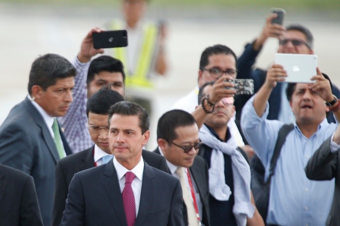 Foro de Cooperación Económica Asia-Pacífico APEC 2017 en Vietnam - WAL13. DA NANG (VIETNA), 09/11/2017. Reporteros toman fotos con sus celulares mientras el presidente de México, Enrique Peña Nieto (c-i), llega hoy, jueves 9 de noviembre de 2017, al aeropuerto internacional de Da Nang (Vietnam), para participar en el 25 Foro de Cooperación Económica Asia-Pacífico (APEC). La cumbre APEC reúne a líderes mundiales de sus 21 naciones miembros. Esta es la segunda vez que Vietnam es el anfitrión de la cumbre; la primera fue en 2006. EFE/Wallace Woon VIETNAM CUMBRE APEC