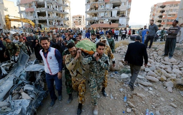 El sismo que se registró el domingo afectó la frontera entre ambos países y provocó al menos 400 muertos y más de seis mil 500 heridos, la mayoría del lado iraní. EFE / A. Taherkenareh