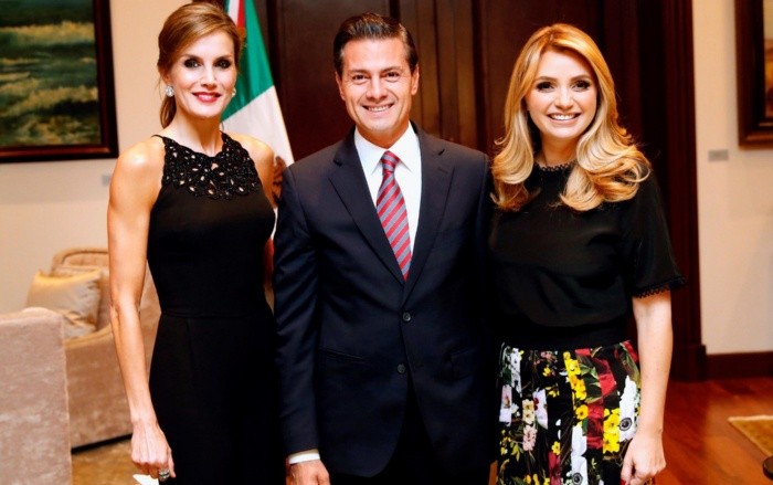 La reina Letizia (i) al lado de Enrique Peña Nieto (c), y su esposa, Angélica Rivera de Peña (d). EFE/F. Gómez