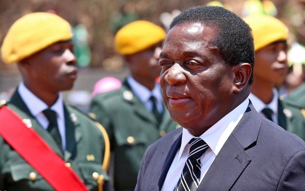 Foto de archivo del vicepresidente de Zimbabue Emmerson Mnangagwa, a su llegada al entierro del héroe de la guerra de liberación Don Muvuti. EFE/A. Ufumelli