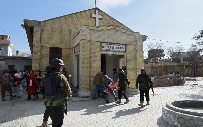 Soldados y voluntarios trasladan a una mujer herida a una de las ambulancias. AFP/B. Khan