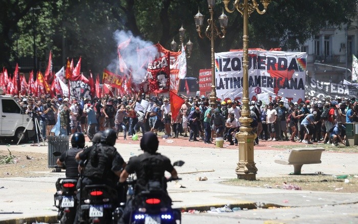 La Policía comenzó a disparar balas de goma y arrojar gas pimienta, así como chorros de agua para restablecer el orden. EFE / D. Fernández