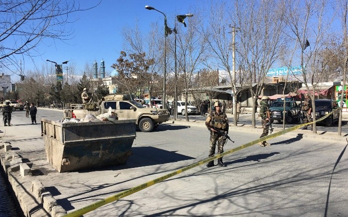 Soldados afganos resguardan los alrededores de la zona afectada por el estallido. AFP/S. Marai
