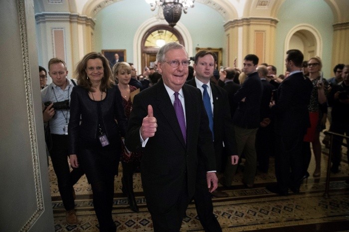 El Senado de EEUU votará hoy para intentar reabrir el Gobierno federal - STX01. WASHINGTON (ESTADOS UNIDOS), 22/01/2018.- El líder de la mayoría republicana en el Senado de EEUU, Mitch McConnell (c), tras una sesión en el Capitolio de Washington DC, Estados Unidos, hoy, 22 de enero de 2018. El líder de la minoría demócrata del Senado de EE.UU., Chuck Schumer, aseguró hoy que su bancada votará a favor de dotar de fondos al Gobierno federal hasta el 8 de febrero, poniendo fin así al cierre temporal de la Administración que tiene lugar desde la medianoche del viernes. EFE/Shawn Thew El Senado de EEUU votará hoy para intentar reabrir el Gobierno federal