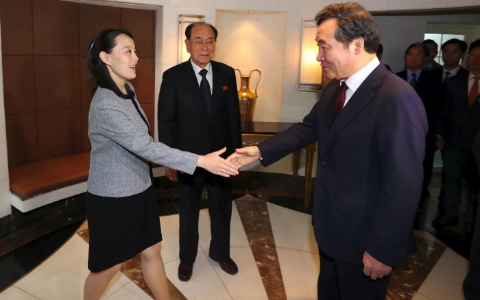 El primer ministro y la delegación norcoreana se saludaron muy afablemente al inicio del encuentro, que estuvo cerrado a la prensa. AFP/YONHAP