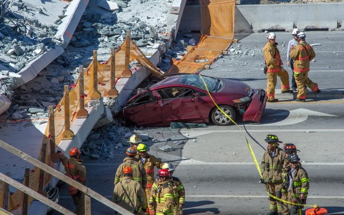 El puente, todavía en construcción, se desplomó sobre las 13:30 hora local por causas desconocidas. EFE / G. Viera