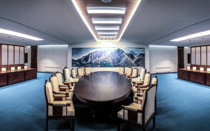 La mesa es ovalada para reducir entre los participantes 