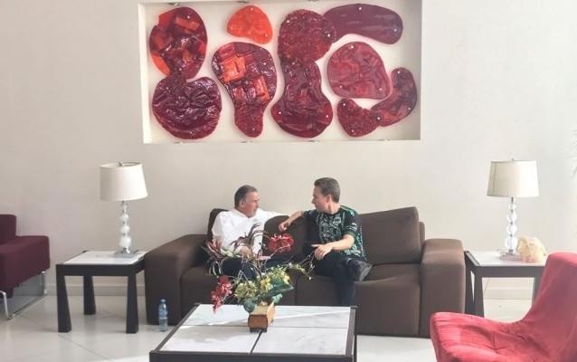 En una fotografía, Meade está sentado en un sillón café junto al gobernador quien viste la playera de los cafetaleros de Tapachula. ESPECIAL
