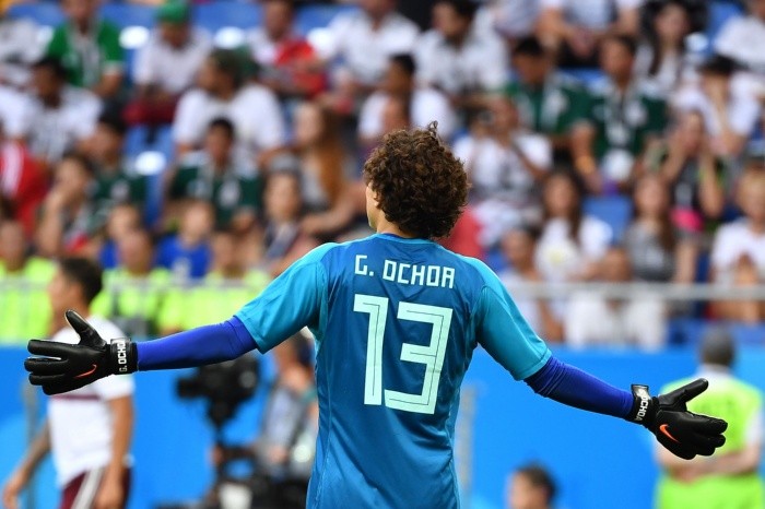 El portero mexicano fue uno de los personajes del partido. AFP / J. Klamar