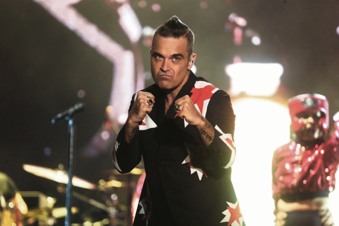 Posó como boxeador al inicio del concierto. EL INFORMADOR / G. Gallo