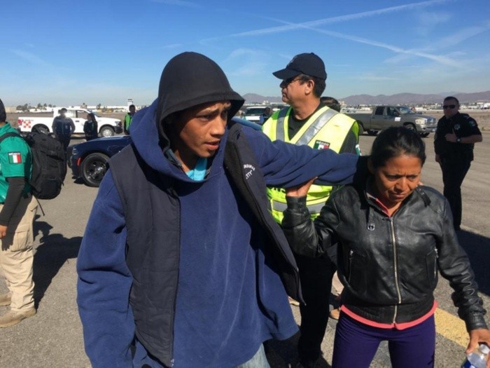 Migrantes se fragmentan, unos inician retorno a países y otros buscan ir a EU - MEX30.TIJUANA (MÉXICO), 27/11/2018.- Miembros de la caravana migrante regresan por iniciativa propia a su país, en un avión de la Policía Federal desde el aeropuerto de Tijuana a la capital mexicana. La caravana migrante, que se encuentra en la fronteriza ciudad de Tijuana con cerca de 6.000 centroamericanos, se fragmentó luego de que en las últimas horas unos 200 aceptaron el retorno asistido a sus países, mientras que otros siguen con la idea de pedir asilo en Estados Unidos. EFE/Joebeth Terriquez Migrantes se fragmentan, unos inician retorno a países y otros buscan ir a EU