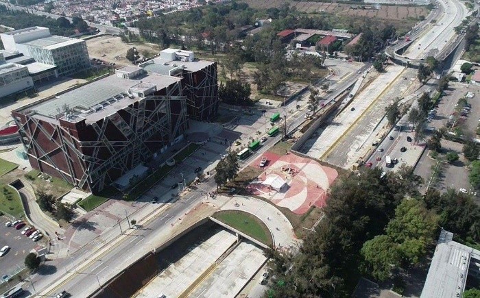 &nbsp;Si&nbsp; bien el Viaducto había sido proyectado con una extensión de 880 metros lineales, de acuerdo con el secretario de Infraestructura y Obra Pública (SIOP), Netzahualcóyotl Ornelas, la obra entregada fue de mil 180 metros de longitud. TWITTER/ @PabloLemusN