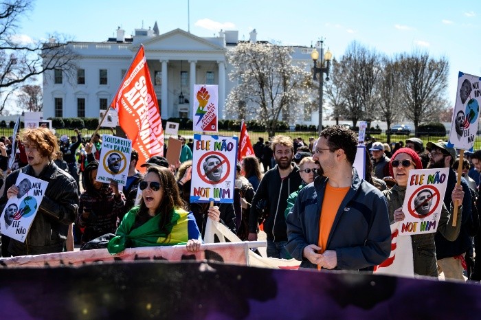 Manifestantes acudieron a las cercanías de la Casa Blanca en Washington, DC, para expresar su rechazo a la visita de Bolsonaro. AFP/E. Baradat