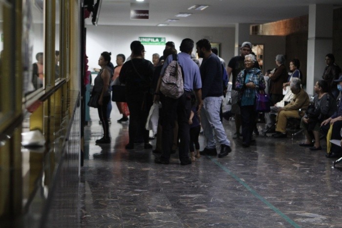 CLÍNICA DEL IMSS No. 03, FILAS PARA SER ATENDIDOS EN EL LABORATORIO SE INCREMENTA CON CASOS DE DENGUE. LOCAL EBA004. FOTO: ELIZABETH BARRERA ÁLVAREZ. FECHA: 24 DE SEPTIEMBRE DE 2019.