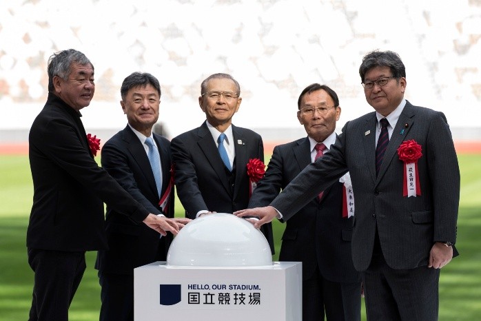 Tokyo (Japan), 15/12/2019.- (L-R) Architect Kengo Kuma, Azusa Sekkei Co. President Fumihiko Sugitani, Taisei Corp. Chairman Takashi Yamauchi, Japan Sport Council President Kazumi Ohigashi, and Japan's Minister of Education, Culture, Sports and Science Koichi Hagiuda pose for a group photograph during the construction completion ceremony of the New National Stadium in Tokyo, Japan, 15 December 2019. (Japón, Estados Unidos, Tokio) EFE/EPA/TOMOHIRO OHSUMI / POOL New National Stadium construction completion ceremony