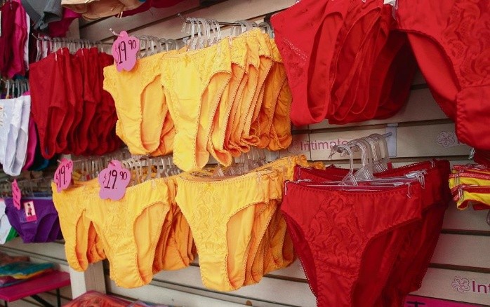 121229..RSC015..LOCAL..ACCESORIOS VARIOS PARA LOS YA MUY COMUNES RITUALES DE A??O NUEVO; ROPA INTERIOR ROJA Y AMARILLO, VELADORAS, BORREGUITOS Y AROMAS, PARA ATRAER COSAS POSITIVAS EL PROXIMO A??O