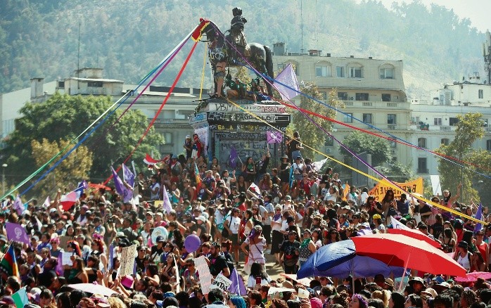 CH01. SANTIAGO(CHILE) 08/03/2020.- Miles de mujeres marchan este domingo durante la celebraciÃ³n del DÃa Internacional de la Mujer, en Santiago (Chile). EFE/Alberto ValdÃ©s Marcha por el DÃa Internacional de la Mujer en Santiago