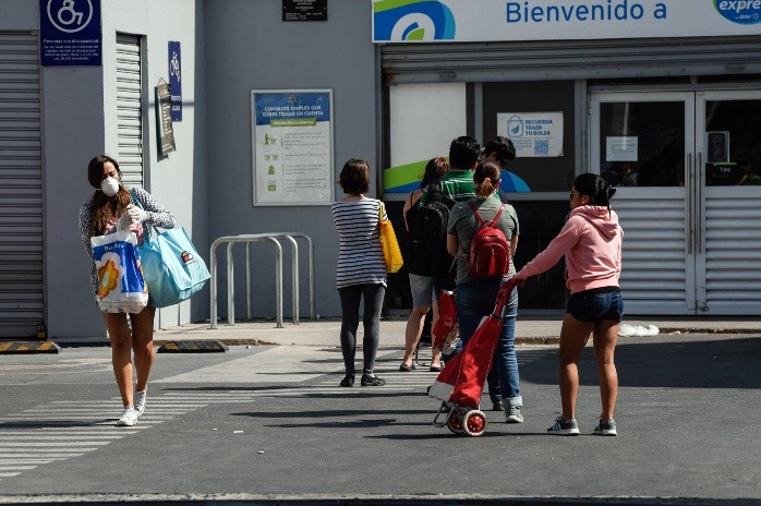 Una mujer usa una mascarilla luego de realizar compras en un supermercado, en Santiago, capital de Chile. XINHUA/J- Villegas