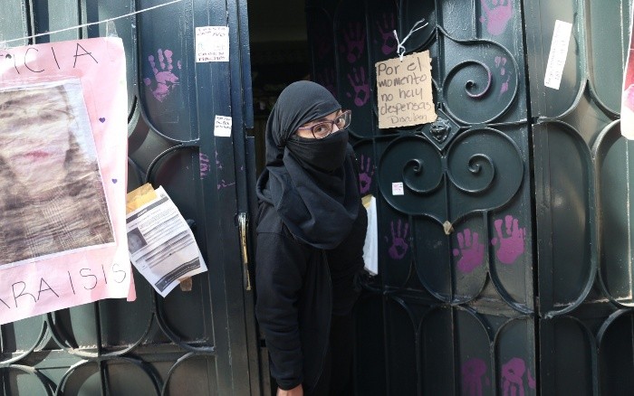 MEX8497. CIUDAD DE MÉXICO (MÉXICO), 04/10/2020.- Una integrante del Bloque negro en las instalaciones de la Comisión Nacional de Derechos Humanos (CNDH) el 3 de octubre de 2020 en Ciudad de México (México). La ocupación de una sede de la Comisión Nacional de Derechos Humanos (CNDH) en Ciudad de México cumple este domingo un mes y las activistas y familiares de víctimas de violencia machista o feminicidio que están en el lugar no prevén abandonar las instalaciones pues, dijeron a Efe, están logrando sus objetivos. EFE/Sáshenka Gutiérrez