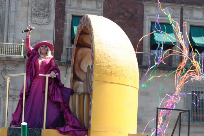 EUM20211031SOC0.JPG CIUDAD DE MÉXICO.  City/CDMX-Desfile.- Inicia desfile del Día de Muertos 2021 en la Ciudad de Mexico. En la imagen la cantante y actriz Laura León. Foto: Agencia EL UNIVERSAL/Berenice Fregoso/LCG.
