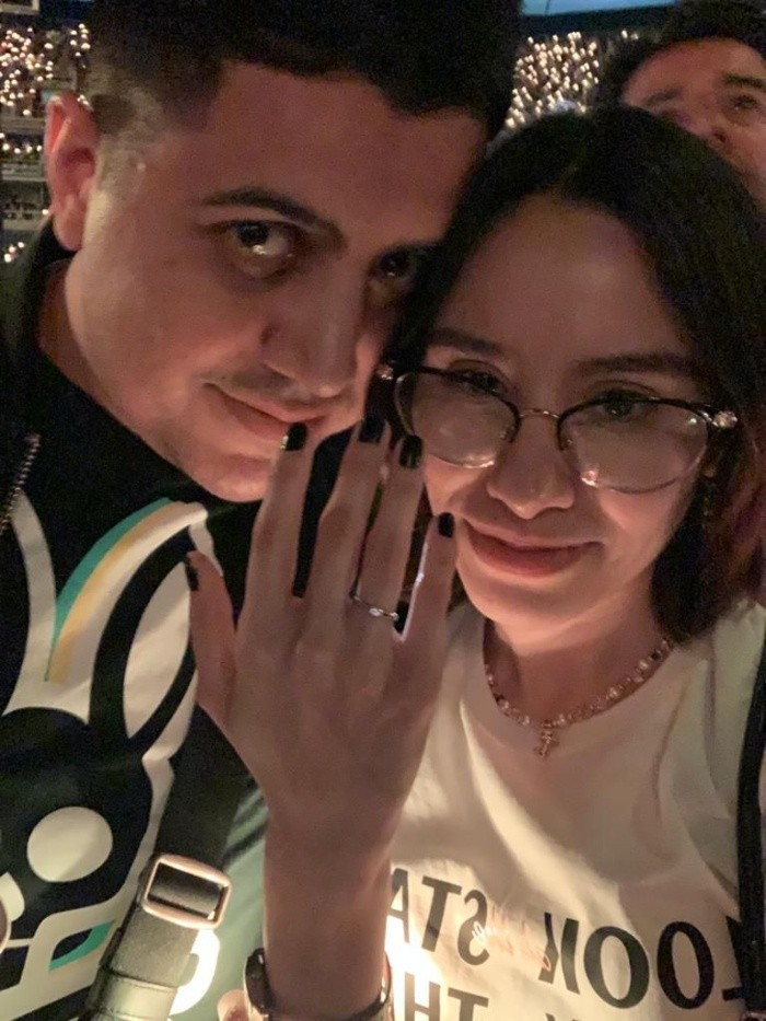 Pareja se compromete en concierto de Coldplay