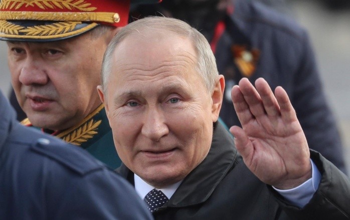 Moscow (Russian Federation), 09/05/2022.- Russian President Vladimir Putin (R) speaks with Russian Defense Minister Sergei Shoigu as they attend the Victory Day military parade on the Red Square in Moscow, Russia, 09 May 2022. Russia marks Victory Day, Nazi Germany's unconditional surrender in World War II, with the annual parade in Moscow's Red Square on 09 May, after more than two months of attacks on Ukraine. (Atentado, Alemania, Rusia, Ucrania, Moscú) EFE/EPA/MAXIM SHIPENKOV
