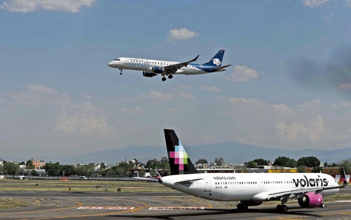 EUM20220515POL08.JPGCIUDAD DE M�?XICO, mayo 15 (EL UNIVERSAL).- Luego de que el 7 de mayo dos aviones estuvieron a punto de estrellarse en el AICM, tres pilotos aviadores advierten que en los últimos meses la saturación ha aumentado y  las maniobras de ida al aire son frecuentes; problema ha generado fatiga colectiva, acusan. Domingo 15 de mayo de 2022. Foto: Agencia EL UNIVERSAL/Diego Simón Sánchez/RDB.