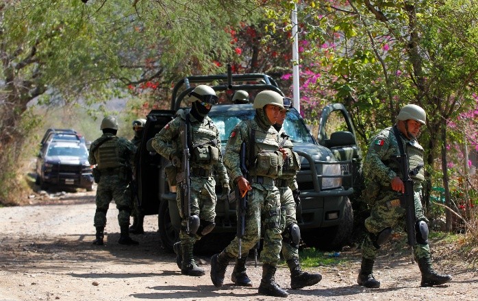 MEX113. TLAJOMULCO (MÉXICO), 12/07/2023.- Soldados del ejercito mexicano hacen presencia en la zona en la que se registró un ataque en contra de miembros de la fiscalía de Jalisco el 11 de julio de 2023, hoy, en el municipio de Tlajomulco (Mexico). Autoridades mexicanas informaron este miercoles que ascendió a seis el número de muertos que dejó un ataque con explosivos contra agentes de la Fiscalía del Estado de Jalisco, oeste del país, ocurrido el martes por la noche. EFE/ Francisco Guasco